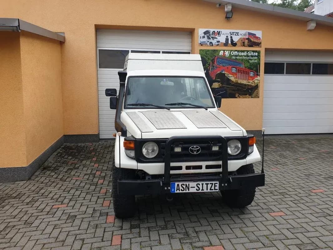 Toyota Landcruiser HZJ78