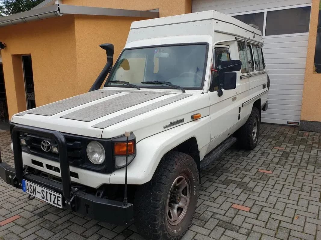 Toyota Landcruiser HZJ78