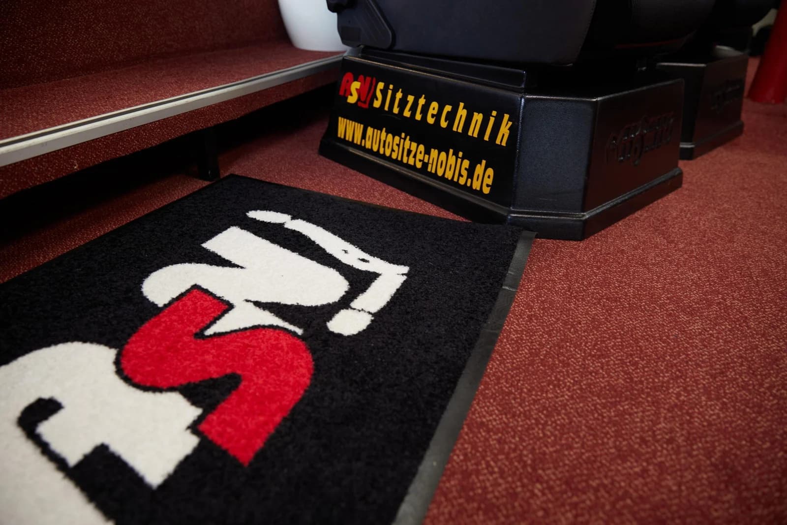 ASN Sitztechnik – Sitzsockel und Willkommensmatte