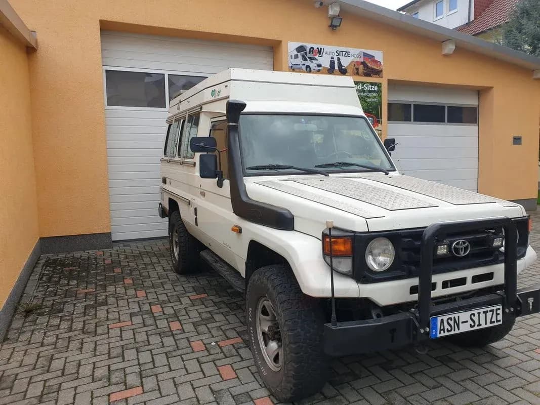 Toyota Landcruiser HZJ78