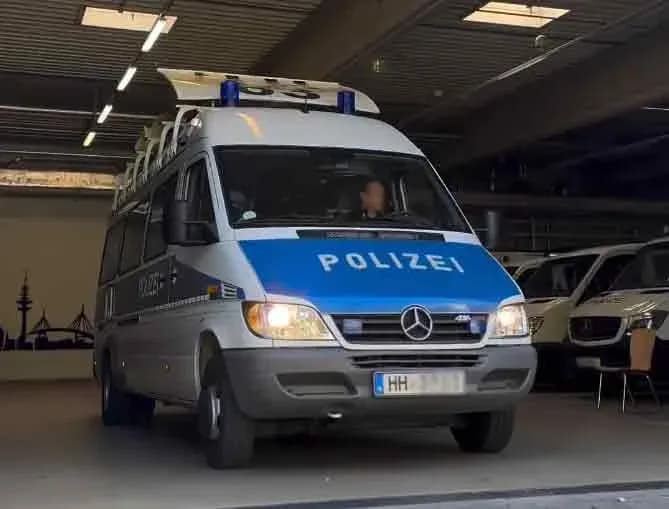 Mercedes LauKW der Polizei in Hamburg